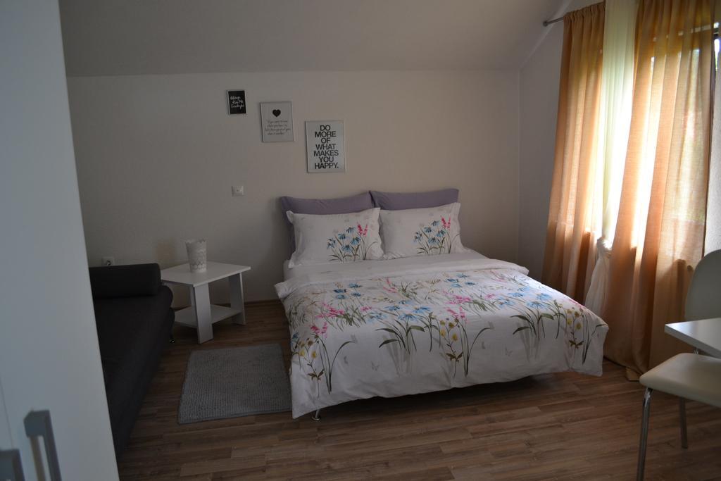 Guesthouse Zalac สลูน ภายนอก รูปภาพ